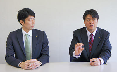 酒井 貴雄さま、施設係長 岡田 恭さまの写真