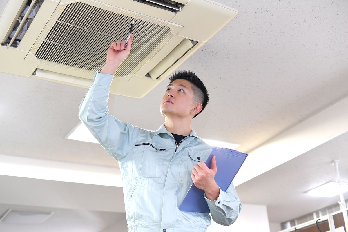業務用エアコンが故障したら修理する?買い替える?